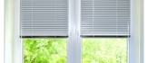 Szara żaluzja pozioma ( bezinwazyjny montaż na oknie PCV )